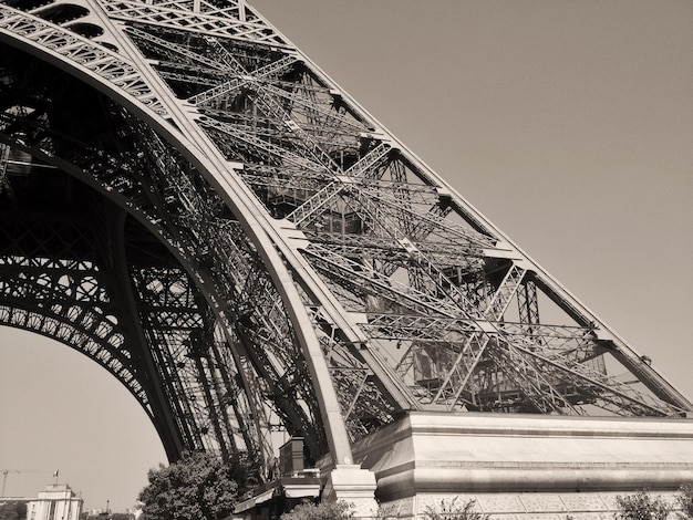 Foto vista en bajo ángulo de primer plano de la torre eiffel recortada