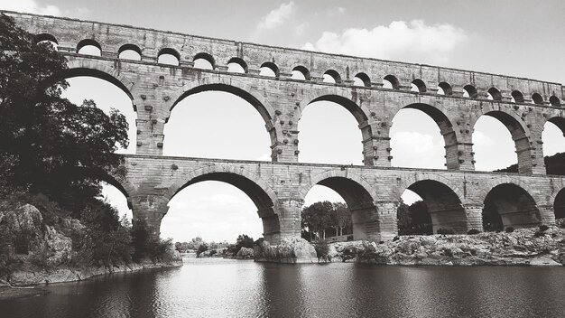 Foto vista en bajo ángulo del puente de arco sobre el río