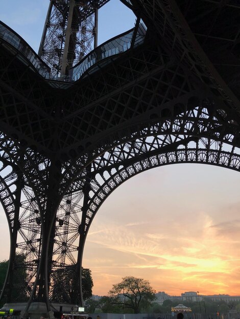 Foto vista en bajo ángulo del puente de arco