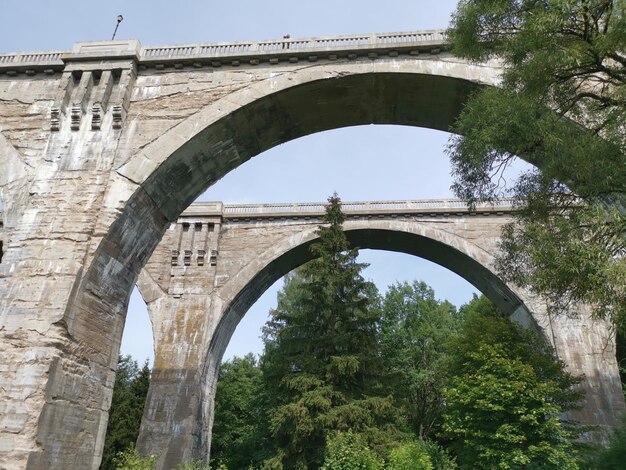 Foto vista en bajo ángulo del puente de arco