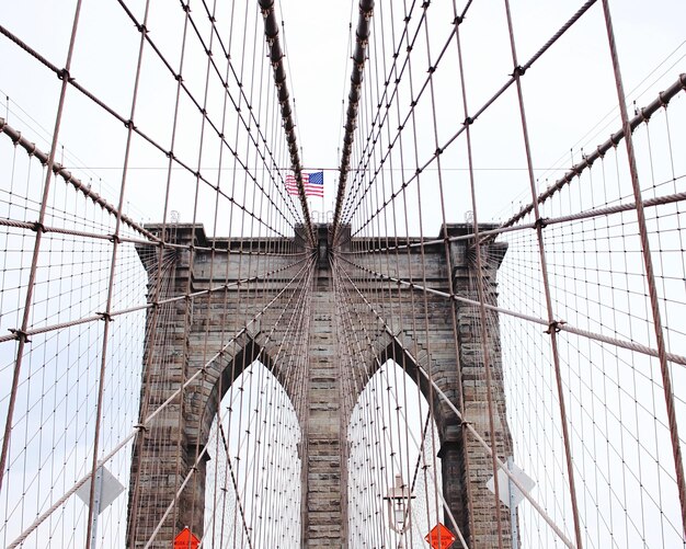 Foto vista de bajo ángulo del puente de brooklyn contra un cielo despejado