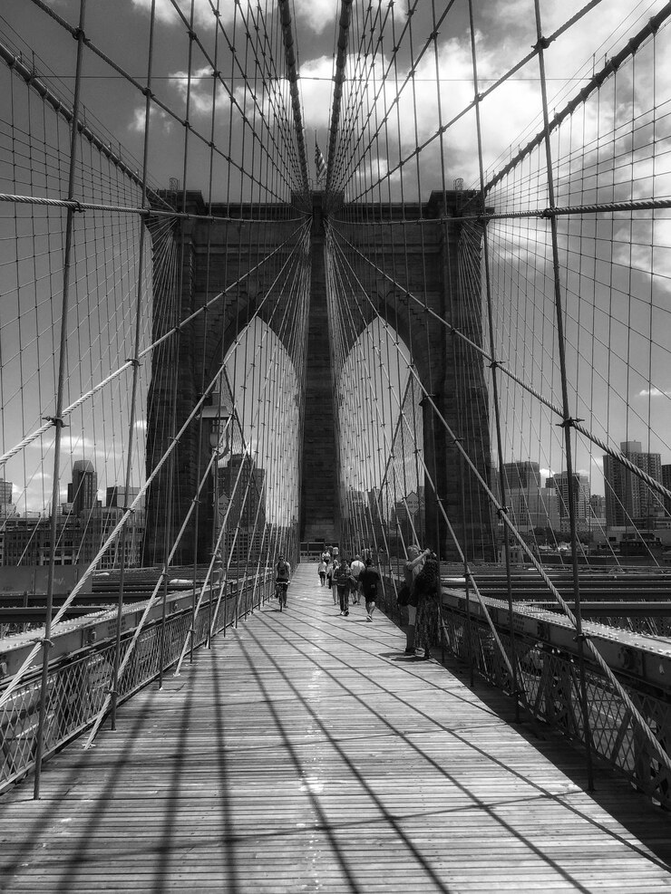 Foto vista de bajo ángulo del puente de brooklyn contra el cielo
