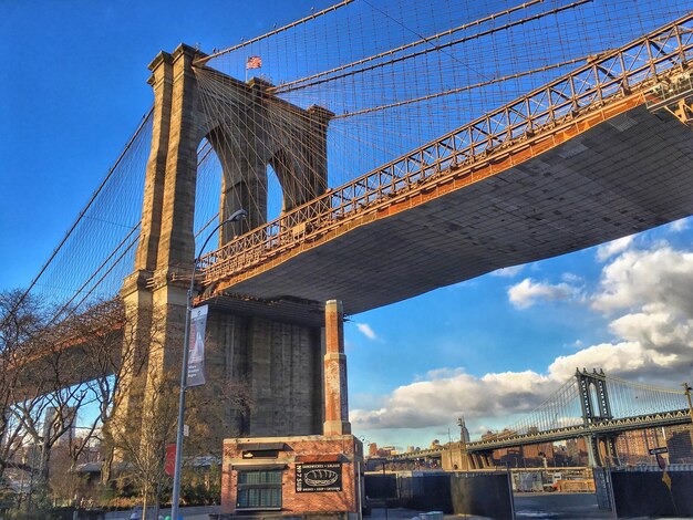 Vista en bajo ángulo del puente de Brooklyn