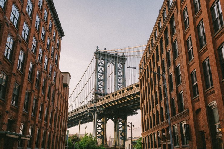 Foto vista en bajo ángulo del puente colgante en la ciudad