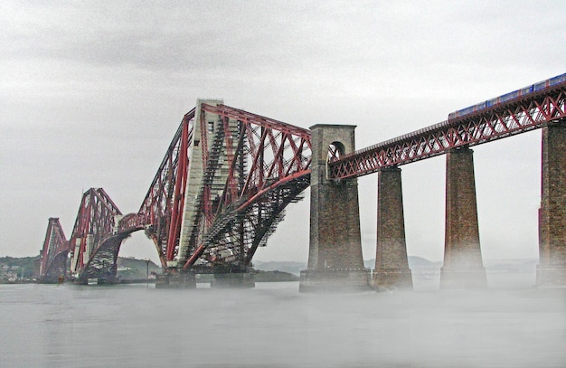 Foto vista de ángulo bajo del puente colgante contra el cielo