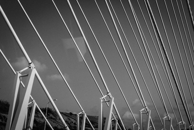 Vista de ángulo bajo del puente colgante contra el cielo