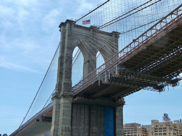 Foto vista de ángulo bajo del puente colgante contra el cielo