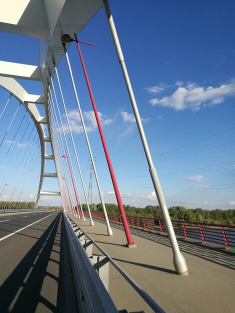 Foto vista de ángulo bajo del puente colgante contra el cielo