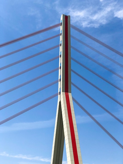 Foto vista en bajo ángulo del puente colgante contra el cielo