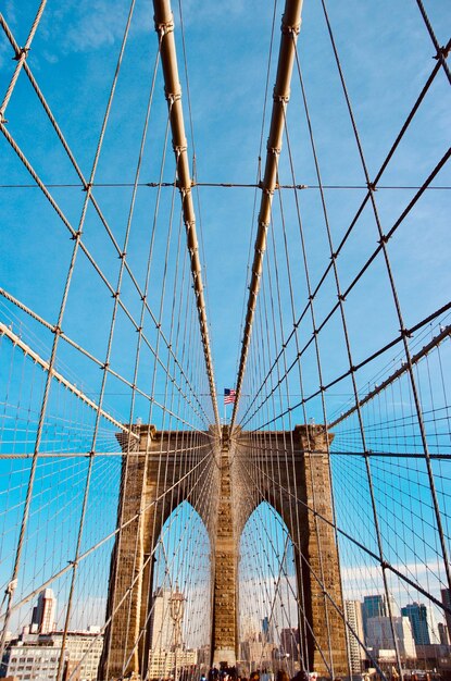 Vista desde un ángulo bajo del puente colgante