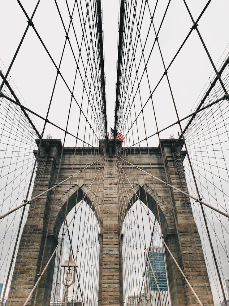 Foto vista de ángulo bajo del puente colgante