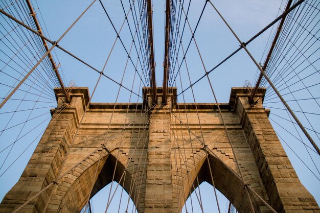 Foto vista de ángulo bajo del puente colgante