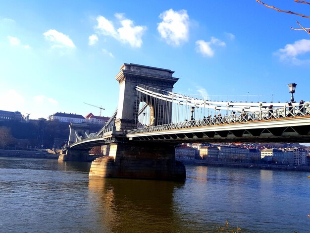 Foto vista de ángulo bajo del puente colgante