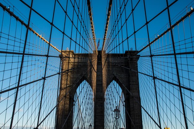 Foto vista de ángulo bajo del puente colgante