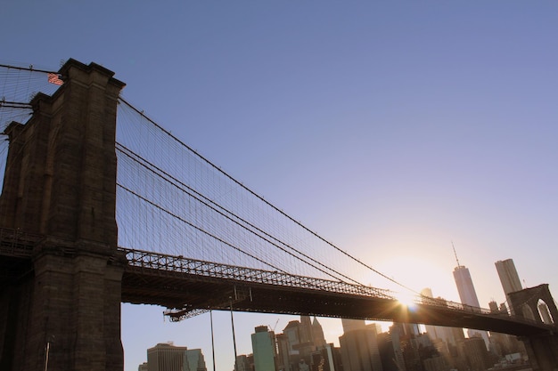 Foto vista de ángulo bajo del puente colgante