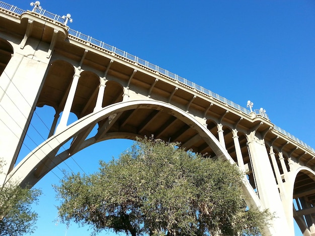 Foto vista de bajo ángulo del puente contra un cielo azul claro