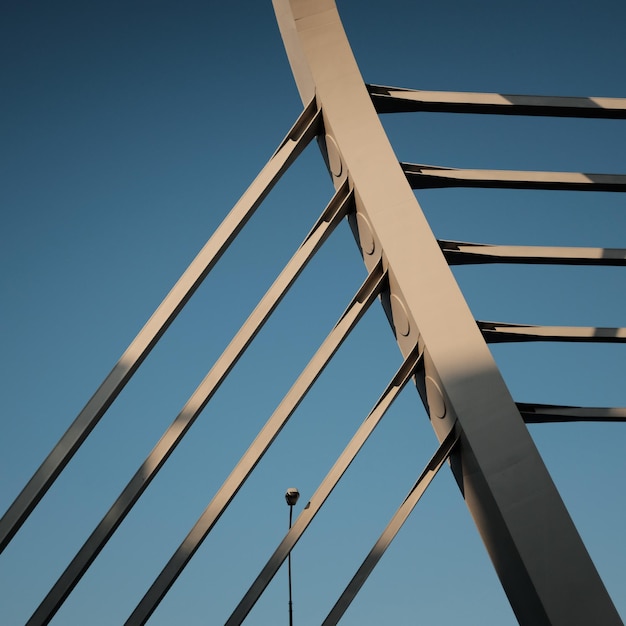 Foto vista de bajo ángulo del puente contra un cielo azul claro