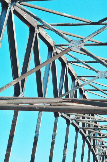 Foto vista de bajo ángulo del puente contra el cielo azul