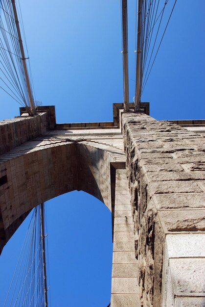 Vista de bajo ángulo del puente contra el cielo azul