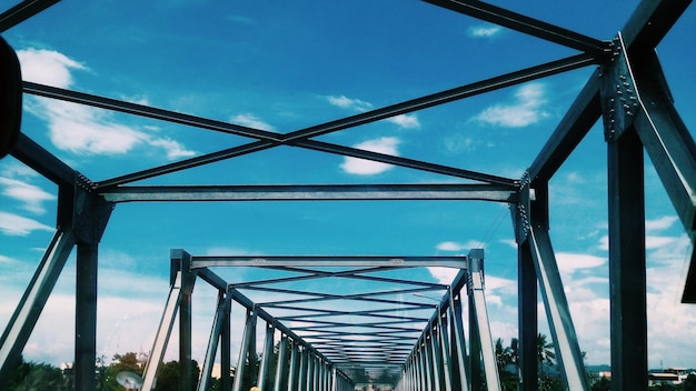 Foto vista de bajo ángulo del puente contra el cielo azul