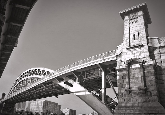 Foto vista de bajo ángulo del puente contra el cielo en la ciudad