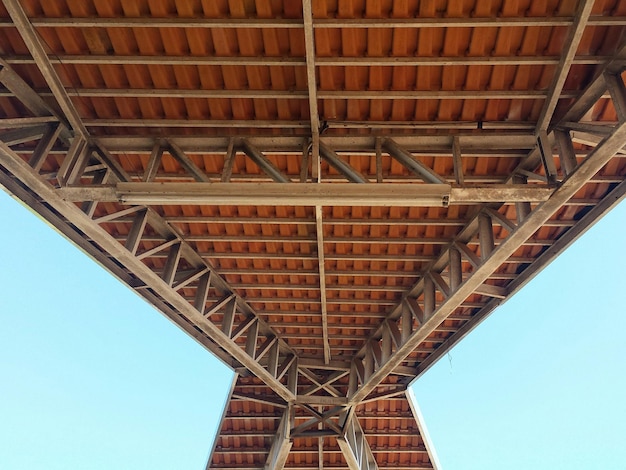 Foto vista de bajo ángulo del puente contra un cielo despejado