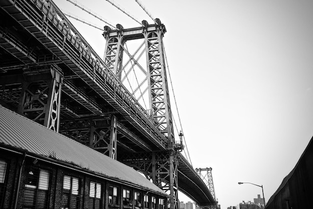 Vista de bajo ángulo del puente contra un cielo despejado