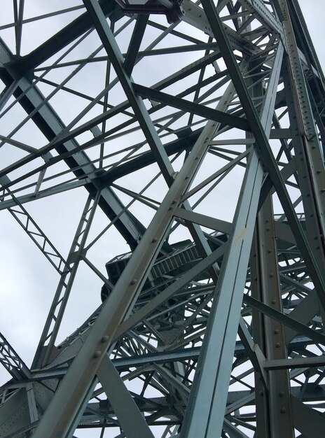 Vista de bajo ángulo del puente contra el cielo