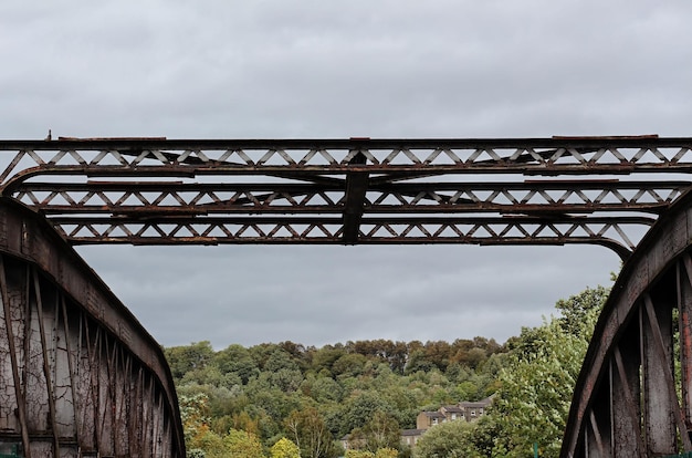 Foto vista en bajo ángulo del puente contra el cielo