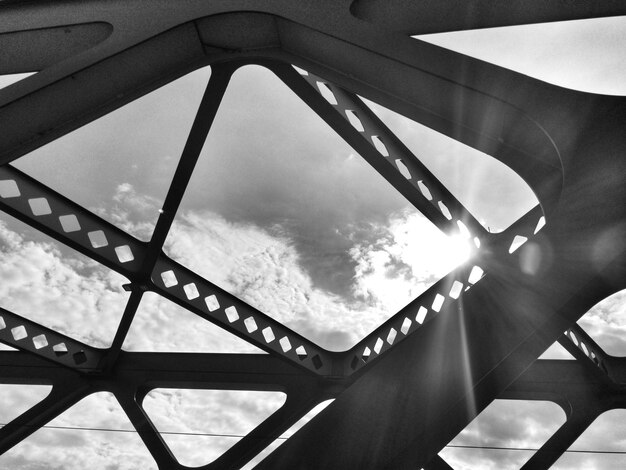 Vista de bajo ángulo del puente contra el cielo