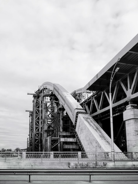 Vista de ángulo bajo del puente contra el cielo