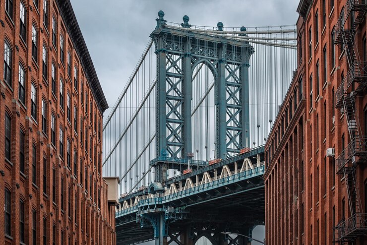Foto vista de bajo ángulo del puente contra el cielo