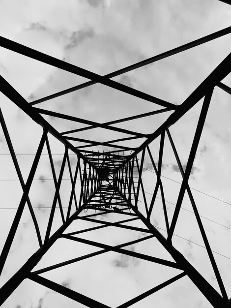 Vista de bajo ángulo del puente contra el cielo