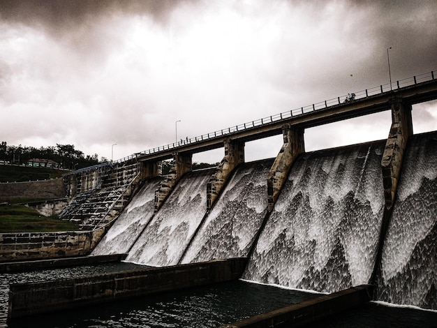 Foto vista de bajo ángulo del puente contra el cielo