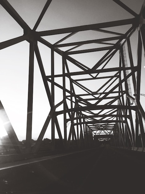 Vista en bajo ángulo del puente contra el cielo