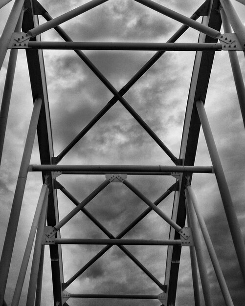 Foto vista de bajo ángulo del puente contra el cielo