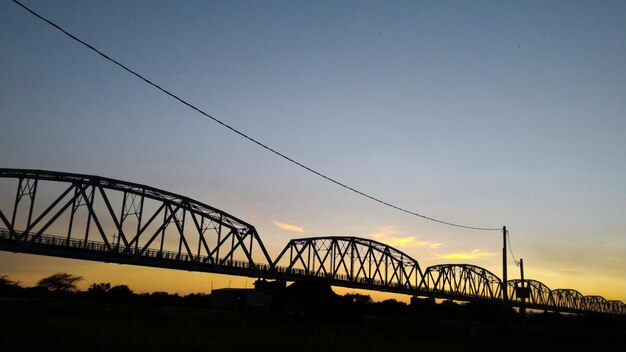 Vista en bajo ángulo del puente contra el cielo