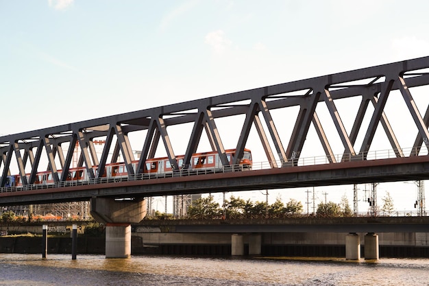 Foto vista en bajo ángulo del puente contra el cielo