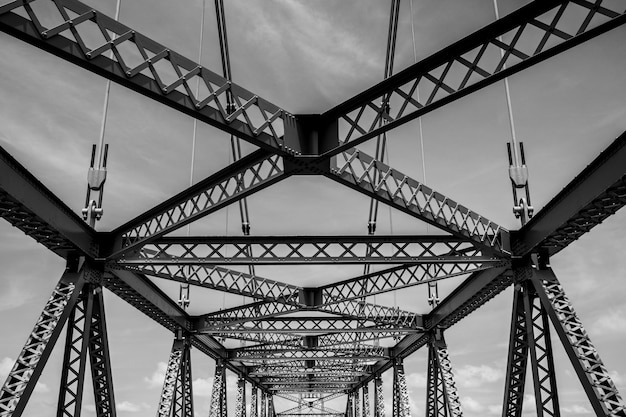 Foto vista de bajo ángulo del puente contra el cielo