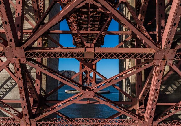 Foto vista de bajo ángulo del puente contra el cielo