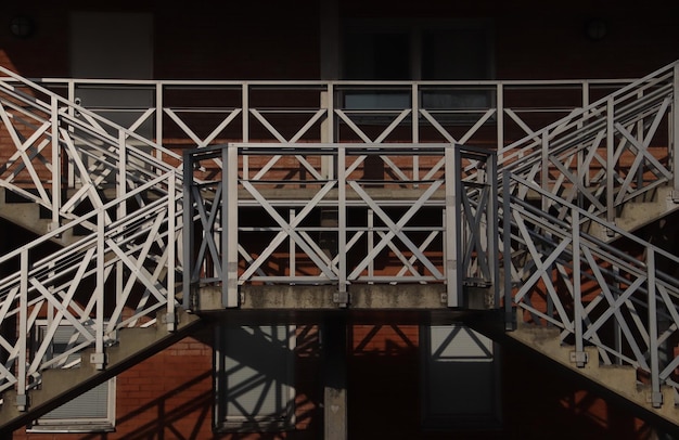 Vista de bajo ángulo del puente contra los edificios por la noche