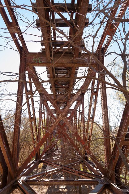 Foto vista en bajo ángulo del puente ferroviario abandonado en el campo