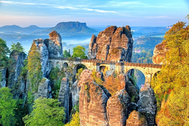 Foto vista en bajo ángulo del puente de formación rocosa