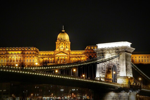 Foto vista de ángulo bajo del puente iluminado en la ciudad por la noche