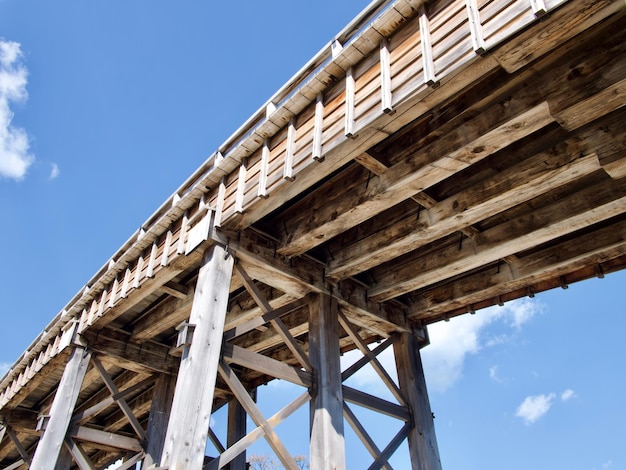 Foto vista de bajo ángulo del puente de kintai contra el cielo