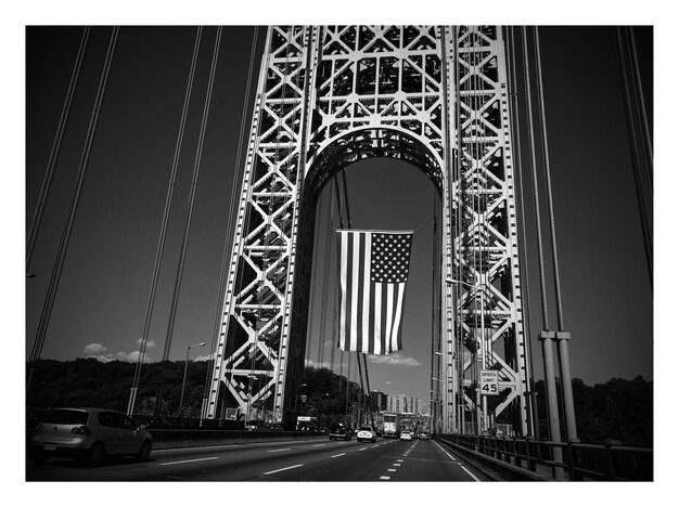 Foto vista en bajo ángulo del puente de manhattan contra el cielo