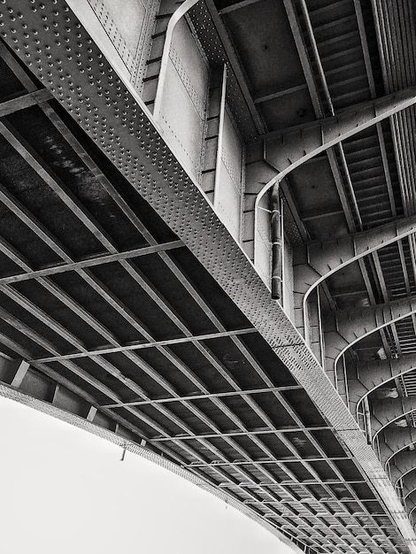 Foto vista de ángulo bajo del puente metálico en la ciudad