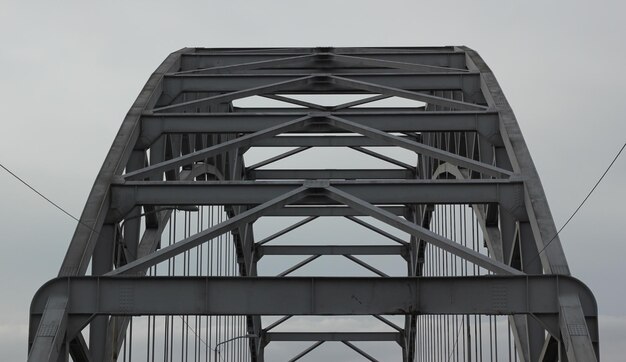 Foto vista de ángulo bajo de un puente metálico contra el cielo