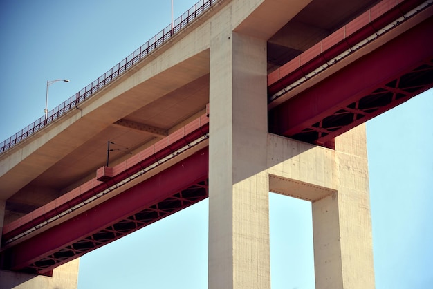 Foto vista en bajo ángulo del puente ponte 25 de abril contra el cielo azul