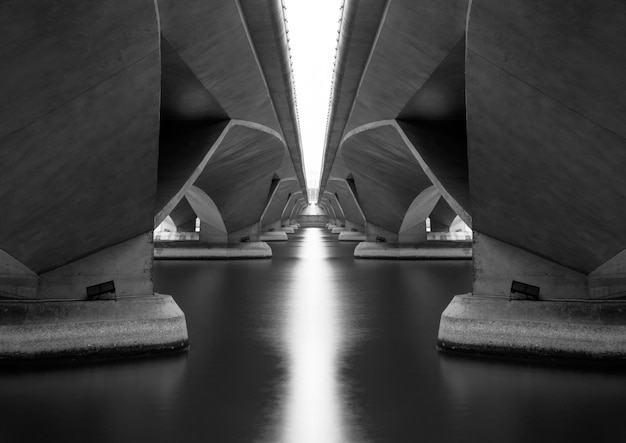 Foto vista de bajo ángulo del puente sobre el río por la noche